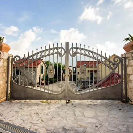 Luxury With A Swimming Pool Bajici, Zagora - 11328 * Grabovac (Split-Dalmatia)